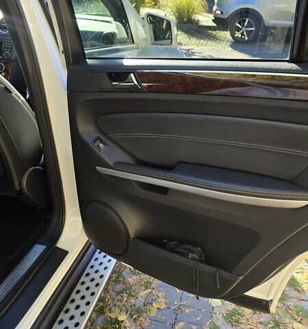 Мерседес ГЛ-класс 2011 в Львове на Automoto.ua Белый Мерседес ГЛ-класс, объемом двигателя 2.99 л и пробегом 385 тыс. км за 20000 $, фото 19 на Automoto.ua