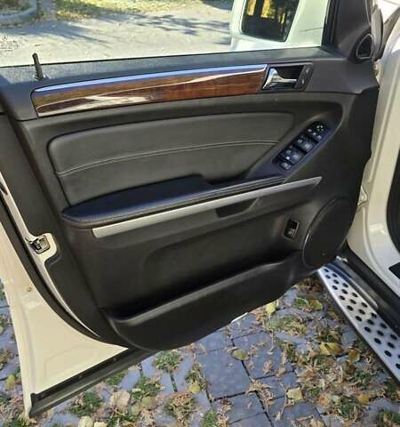 Мерседес ГЛ-класс 2011 в Львове на Automoto.ua Белый Мерседес ГЛ-класс, объемом двигателя 2.99 л и пробегом 385 тыс. км за 20000 $, фото 33 на Automoto.ua