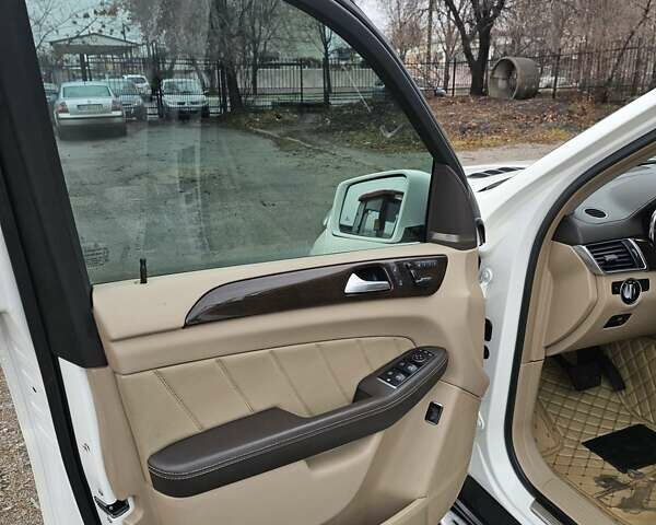 Белый Мерседес ГЛ-класс, объемом двигателя 2.99 л и пробегом 214 тыс. км за 27300 $, фото 8 на Automoto.ua
