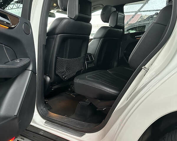 Белый Мерседес ГЛ-класс, объемом двигателя 3 л и пробегом 281 тыс. км за 23000 $, фото 3 на Automoto.ua