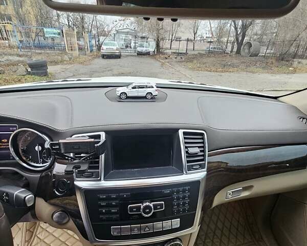 Белый Мерседес ГЛ-класс, объемом двигателя 2.99 л и пробегом 214 тыс. км за 27300 $, фото 15 на Automoto.ua