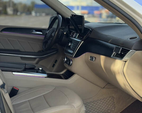 Мерседес ГЛ-класс 2014 в Сумах на Automoto.ua Белый Мерседес ГЛ-класс, объемом двигателя 4.7 л и пробегом 200 тыс. км за 29999 $, фото 12 на Automoto.ua