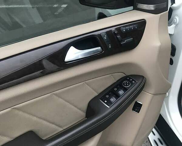 Білий Мерседес ГЛ-Клас, об'ємом двигуна 3 л та пробігом 234 тис. км за 25000 $, фото 16 на Automoto.ua