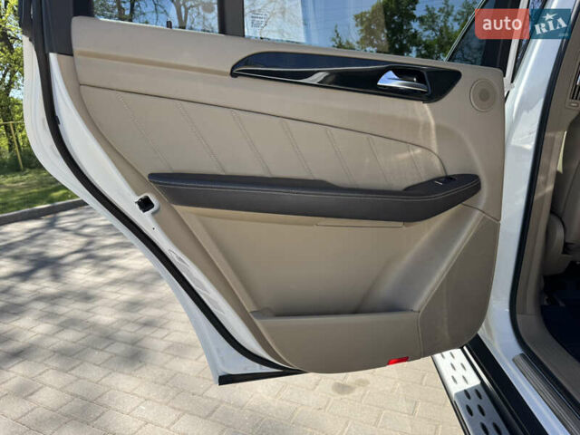 Белый Мерседес ГЛ-класс, объемом двигателя 3 л и пробегом 160 тыс. км за 22500 $, фото 51 на Automoto.ua