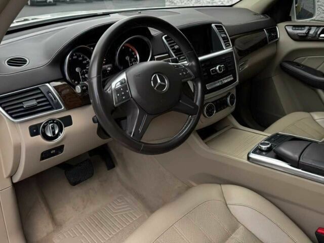 Белый Мерседес ГЛ-класс, объемом двигателя 3 л и пробегом 71 тыс. км за 6000 $, фото 9 на Automoto.ua