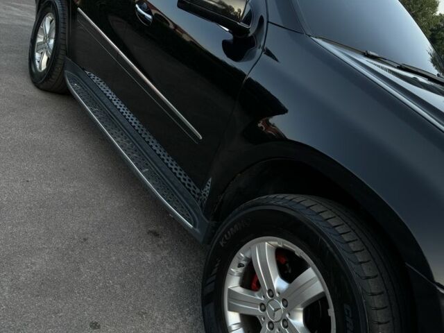 Черный Мерседес ГЛ-класс, объемом двигателя 4.7 л и пробегом 250 тыс. км за 12000 $, фото 19 на Automoto.ua