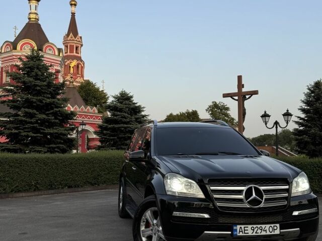 Черный Мерседес ГЛ-класс, объемом двигателя 4.7 л и пробегом 250 тыс. км за 12000 $, фото 1 на Automoto.ua