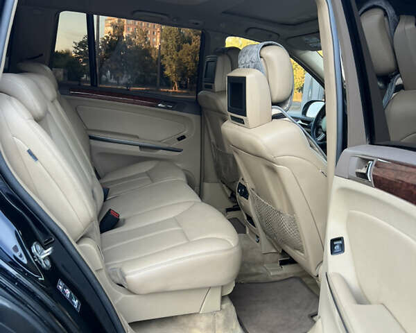 Черный Мерседес ГЛ-класс, объемом двигателя 4.7 л и пробегом 300 тыс. км за 8900 $, фото 27 на Automoto.ua