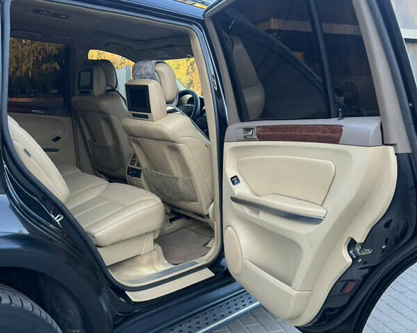 Черный Мерседес ГЛ-класс, объемом двигателя 4.7 л и пробегом 300 тыс. км за 8900 $, фото 26 на Automoto.ua