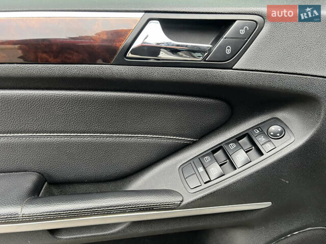 Черный Мерседес ГЛ-класс, объемом двигателя 4.66 л и пробегом 427 тыс. км за 10999 $, фото 7 на Automoto.ua