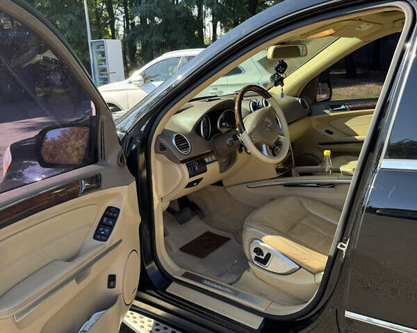 Черный Мерседес ГЛ-класс, объемом двигателя 5.46 л и пробегом 235 тыс. км за 12900 $, фото 2 на Automoto.ua