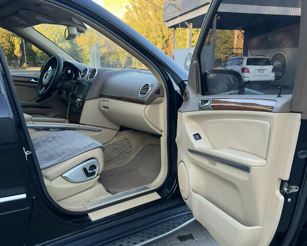 Черный Мерседес ГЛ-класс, объемом двигателя 4.7 л и пробегом 300 тыс. км за 8900 $, фото 21 на Automoto.ua