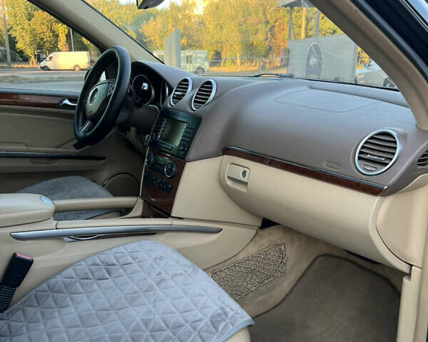 Черный Мерседес ГЛ-класс, объемом двигателя 4.7 л и пробегом 300 тыс. км за 8900 $, фото 24 на Automoto.ua