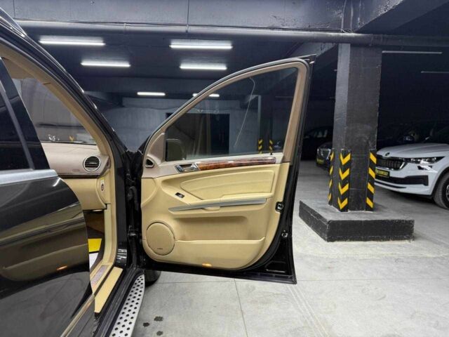 Черный Мерседес ГЛ-класс, объемом двигателя 4.7 л и пробегом 400 тыс. км за 10800 $, фото 10 на Automoto.ua