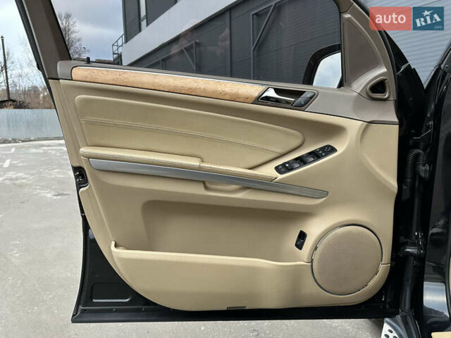 Черный Мерседес ГЛ-класс, объемом двигателя 5.46 л и пробегом 358 тыс. км за 14000 $, фото 17 на Automoto.ua