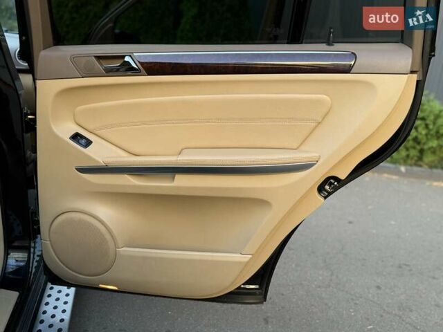 Черный Мерседес ГЛ-класс, объемом двигателя 5.46 л и пробегом 227 тыс. км за 10000 $, фото 50 на Automoto.ua