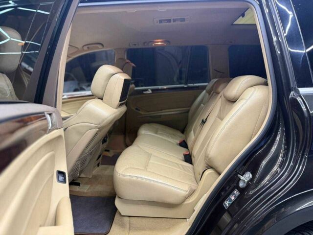 Черный Мерседес ГЛ-класс, объемом двигателя 4.7 л и пробегом 400 тыс. км за 10800 $, фото 16 на Automoto.ua