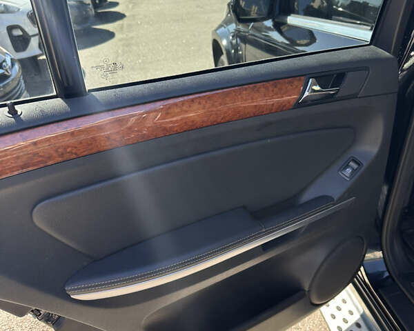 Черный Мерседес ГЛ-класс, объемом двигателя 4.66 л и пробегом 249 тыс. км за 12499 $, фото 13 на Automoto.ua