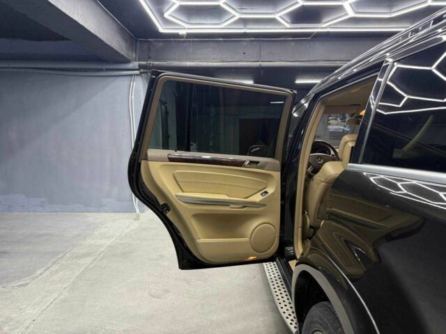 Черный Мерседес ГЛ-класс, объемом двигателя 4.7 л и пробегом 400 тыс. км за 10800 $, фото 18 на Automoto.ua