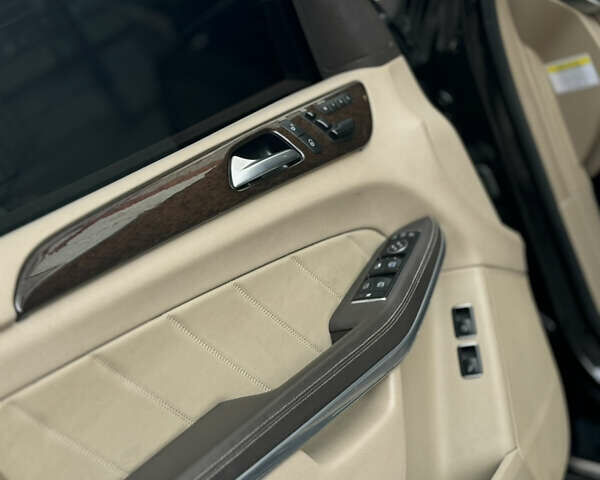 Черный Мерседес ГЛ-класс, объемом двигателя 4.5 л и пробегом 181 тыс. км за 25000 $, фото 12 на Automoto.ua