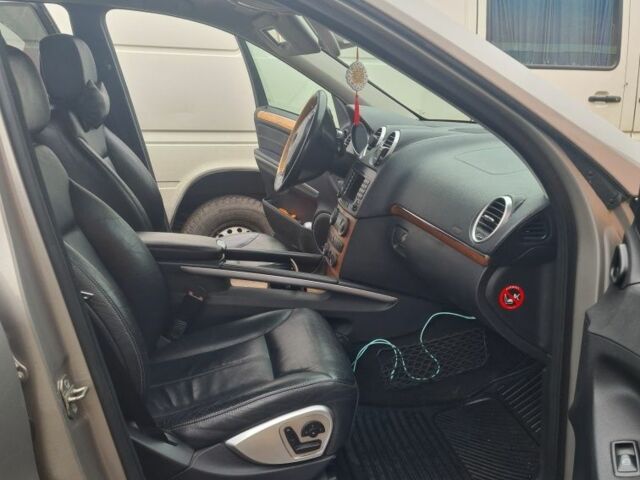 Серый Мерседес ГЛ-класс, объемом двигателя 4 л и пробегом 230 тыс. км за 12000 $, фото 4 на Automoto.ua