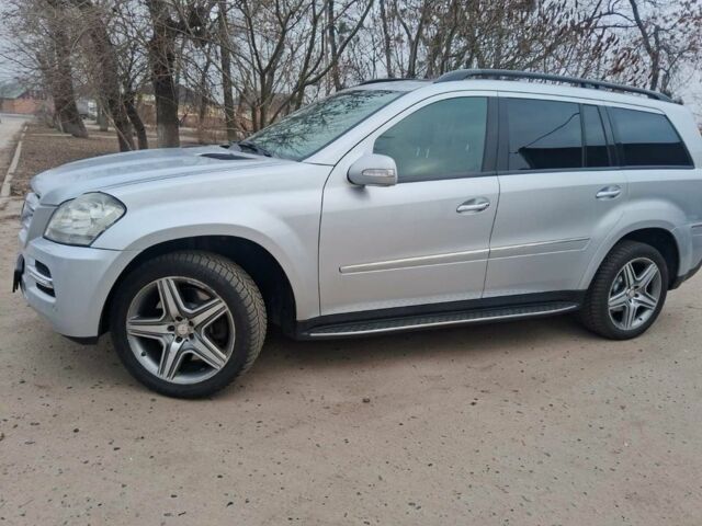 Серый Мерседес ГЛ-класс, объемом двигателя 4 л и пробегом 320 тыс. км за 9830 $, фото 2 на Automoto.ua