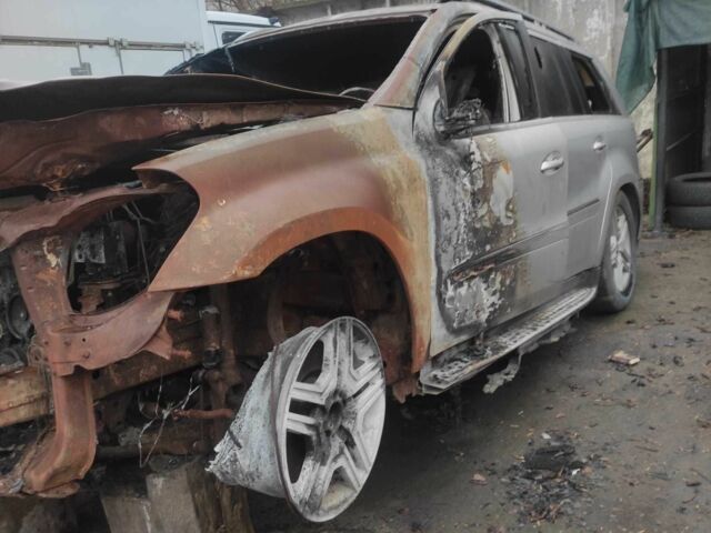 Серый Мерседес ГЛ-класс, объемом двигателя 5.5 л и пробегом 300 тыс. км за 3000 $, фото 1 на Automoto.ua