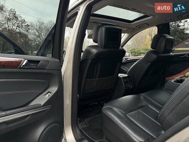 Сірий Мерседес ГЛ-Клас, об'ємом двигуна 2.99 л та пробігом 410 тис. км за 14000 $, фото 3 на Automoto.ua