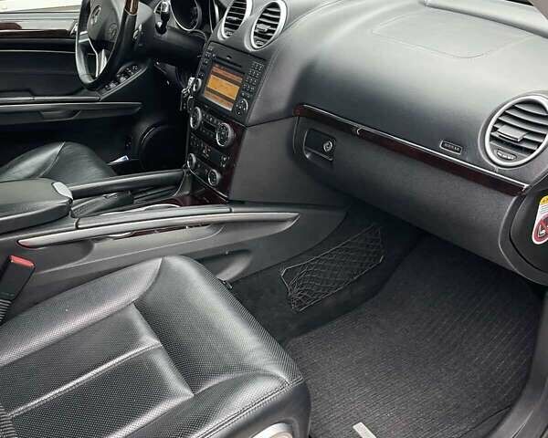 Мерседес ГЛ-класс 2009 в Василькове на Automoto.ua Серый Мерседес ГЛ-класс, объемом двигателя 5.5 л и пробегом 141 тыс. км за 22500 $, фото 7 на Automoto.ua