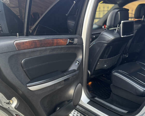 Серый Мерседес ГЛ-класс, объемом двигателя 5.5 л и пробегом 208 тыс. км за 16800 $, фото 17 на Automoto.ua