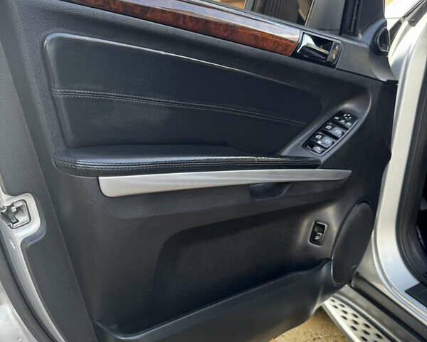 Серый Мерседес ГЛ-класс, объемом двигателя 5.5 л и пробегом 208 тыс. км за 16800 $, фото 23 на Automoto.ua