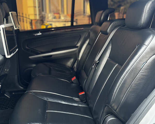 Серый Мерседес ГЛ-класс, объемом двигателя 5.5 л и пробегом 208 тыс. км за 16800 $, фото 18 на Automoto.ua