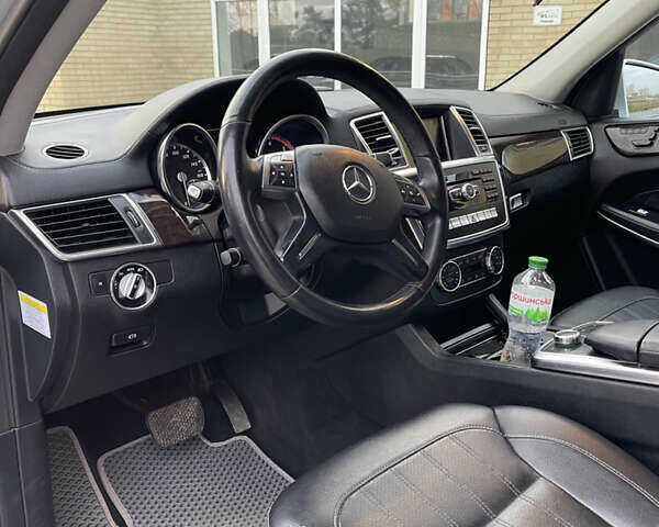 Серый Мерседес ГЛ-класс, объемом двигателя 3 л и пробегом 240 тыс. км за 22900 $, фото 18 на Automoto.ua