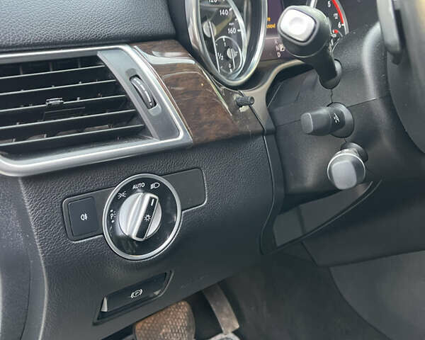 Серый Мерседес ГЛ-класс, объемом двигателя 3 л и пробегом 240 тыс. км за 22900 $, фото 20 на Automoto.ua