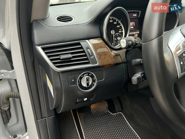 Серый Мерседес ГЛ-класс, объемом двигателя 3 л и пробегом 153 тыс. км за 23700 $, фото 13 на Automoto.ua