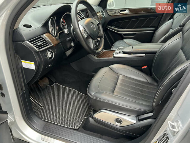 Серый Мерседес ГЛ-класс, объемом двигателя 3 л и пробегом 153 тыс. км за 23700 $, фото 18 на Automoto.ua