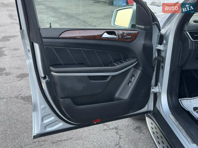 Серый Мерседес ГЛ-класс, объемом двигателя 3 л и пробегом 226 тыс. км за 24400 $, фото 12 на Automoto.ua