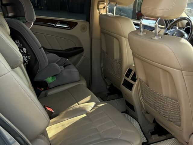 Серый Мерседес ГЛ-класс, объемом двигателя 3 л и пробегом 225 тыс. км за 24000 $, фото 1 на Automoto.ua