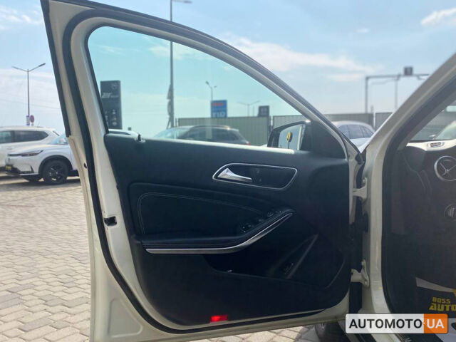 Белый Мерседес GLA 220, объемом двигателя 2.1 л и пробегом 220 тыс. км за 24900 $, фото 8 на Automoto.ua
