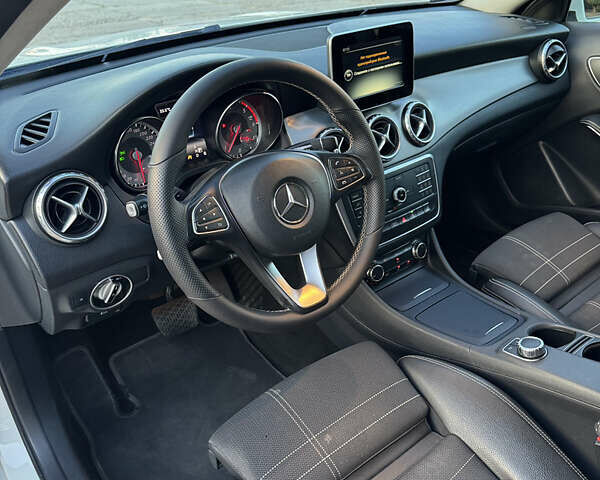 Белый Мерседес ГЛА-Класс, объемом двигателя 1.46 л и пробегом 324 тыс. км за 16700 $, фото 6 на Automoto.ua