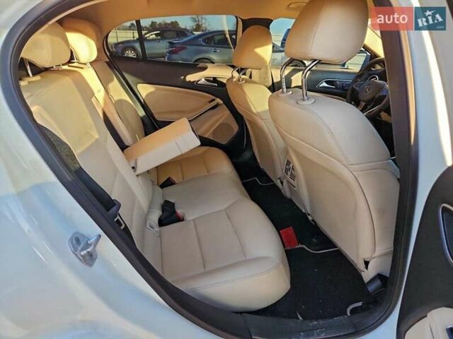 Белый Мерседес ГЛА-Класс, объемом двигателя 1.99 л и пробегом 170 тыс. км за 4500 $, фото 9 на Automoto.ua