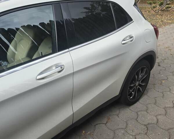 Белый Мерседес ГЛА-Класс, объемом двигателя 1.99 л и пробегом 80 тыс. км за 23000 $, фото 2 на Automoto.ua