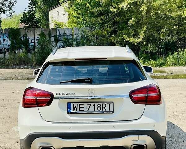 Белый Мерседес ГЛА-Класс, объемом двигателя 1.6 л и пробегом 67 тыс. км за 24800 $, фото 3 на Automoto.ua