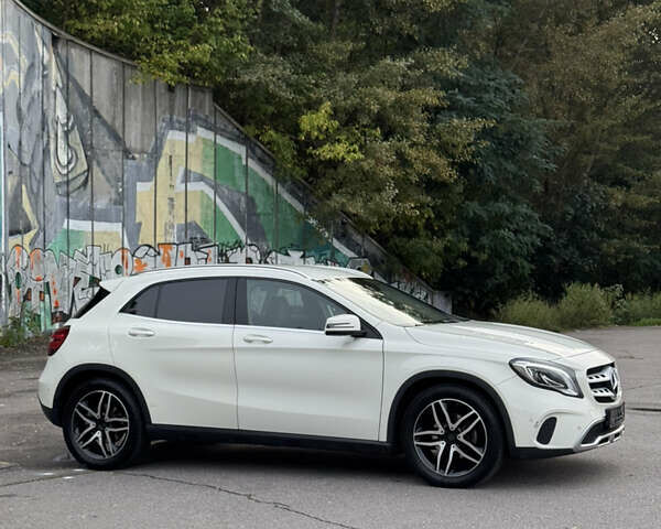 Мерседес ГЛА-Класс 2017 в Киеве на Automoto.ua Белый Мерседес ГЛА-Класс, объемом двигателя 2.14 л и пробегом 110 тыс. км за 23999 $, фото 12 на Automoto.ua