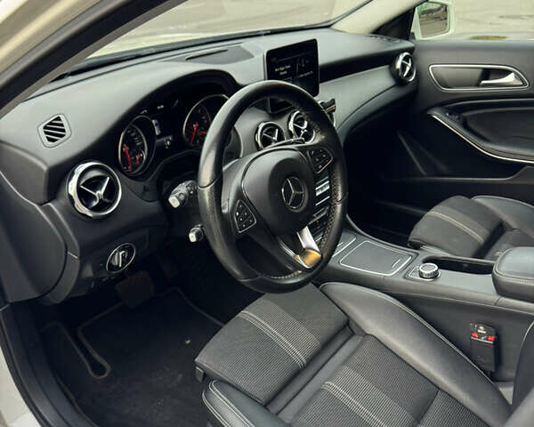 Мерседес ГЛА-Класс 2017 в Киеве на Automoto.ua Белый Мерседес ГЛА-Класс, объемом двигателя 2.14 л и пробегом 110 тыс. км за 23999 $, фото 15 на Automoto.ua