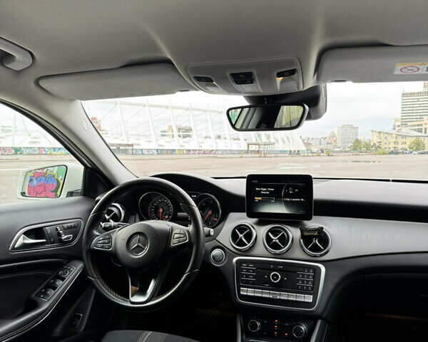 Мерседес ГЛА-Класс 2017 в Киеве на Automoto.ua Белый Мерседес ГЛА-Класс, объемом двигателя 2.14 л и пробегом 110 тыс. км за 23999 $, фото 18 на Automoto.ua