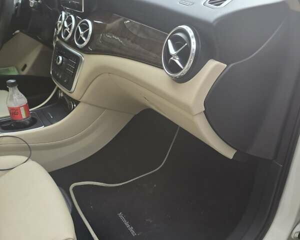 Белый Мерседес ГЛА-Класс, объемом двигателя 1.99 л и пробегом 80 тыс. км за 23000 $, фото 24 на Automoto.ua