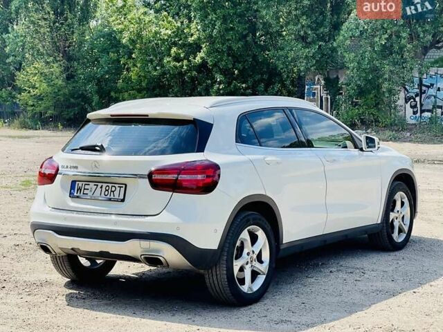 Белый Мерседес ГЛА-Класс, объемом двигателя 1.6 л и пробегом 67 тыс. км за 24800 $, фото 1 на Automoto.ua