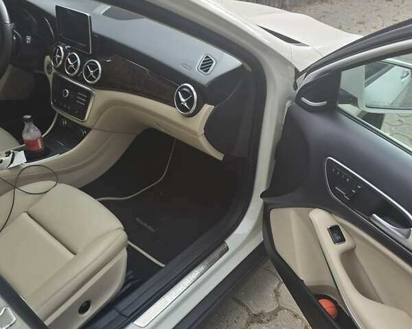 Белый Мерседес ГЛА-Класс, объемом двигателя 1.99 л и пробегом 80 тыс. км за 23000 $, фото 21 на Automoto.ua