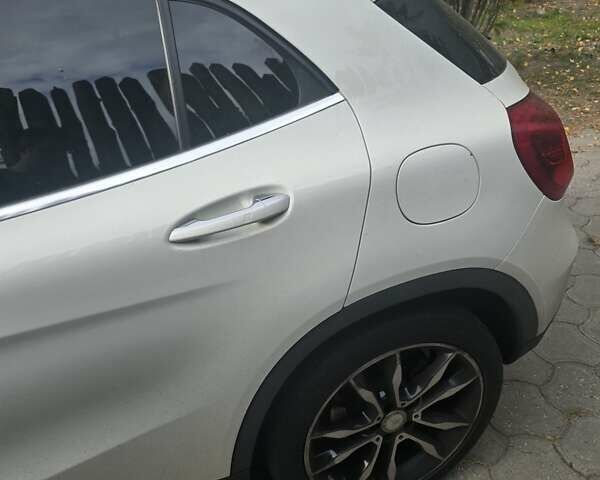 Белый Мерседес ГЛА-Класс, объемом двигателя 1.99 л и пробегом 80 тыс. км за 23000 $, фото 3 на Automoto.ua